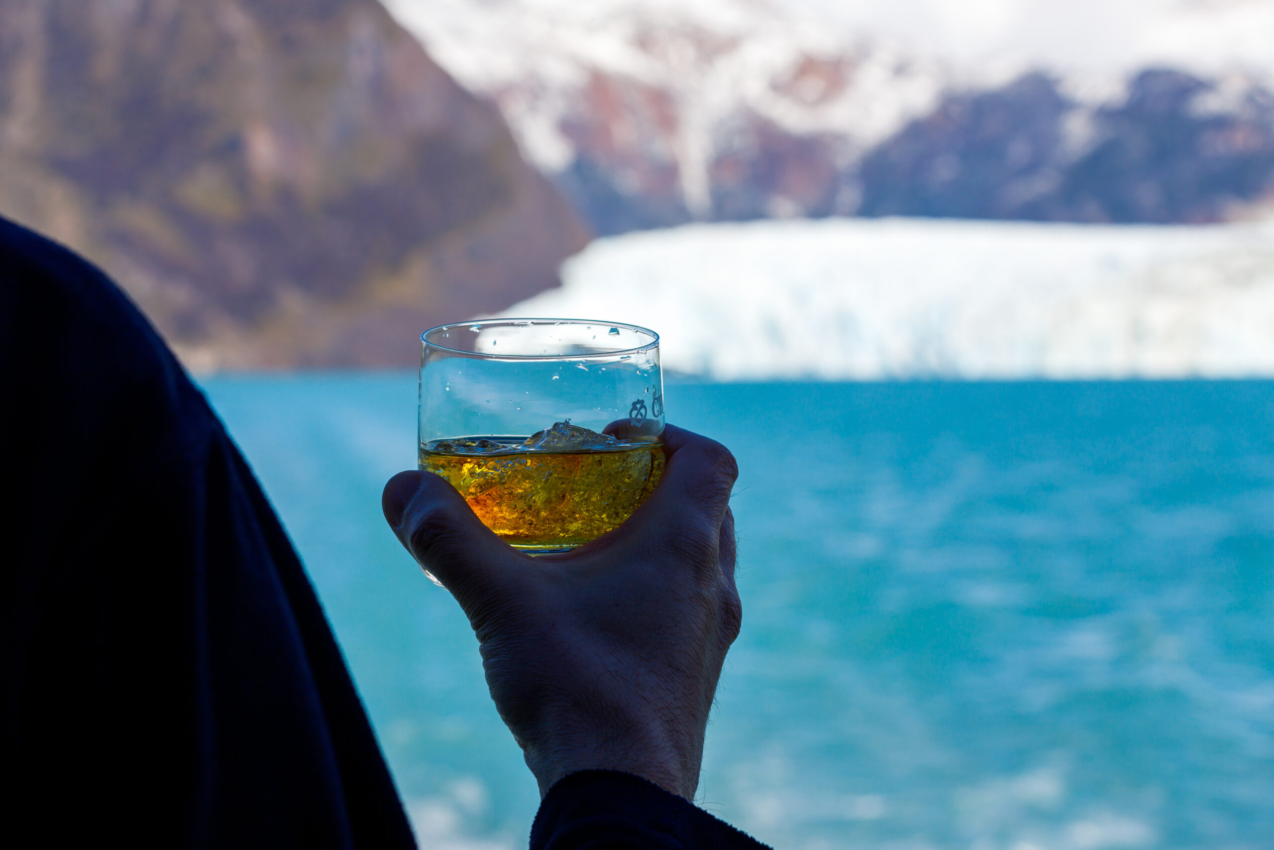 22-3 WHISKY CON HIELO DEL GLACIAR